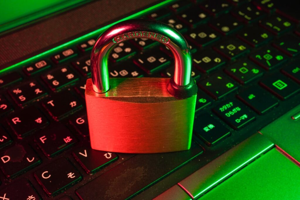 hacker usando inteligência artificial para aplicar golpes digitais em smartphone no Brasil 2026